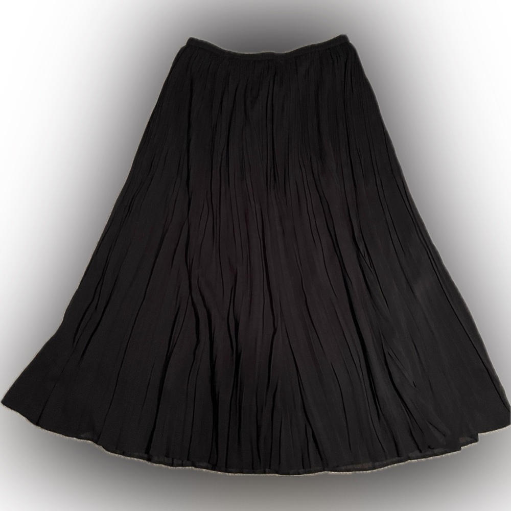Tags still on. UNIQLO black skirt.